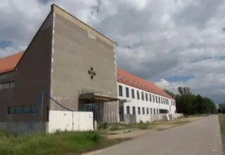Bez kanalizacji, ale za to z salą widowiskową. Tak budowali centrum pomocy