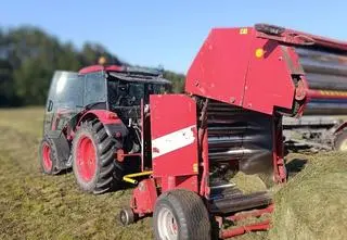Chciał naprawić usterkę, maszyna rolnicza wciągnęła mu rękę
