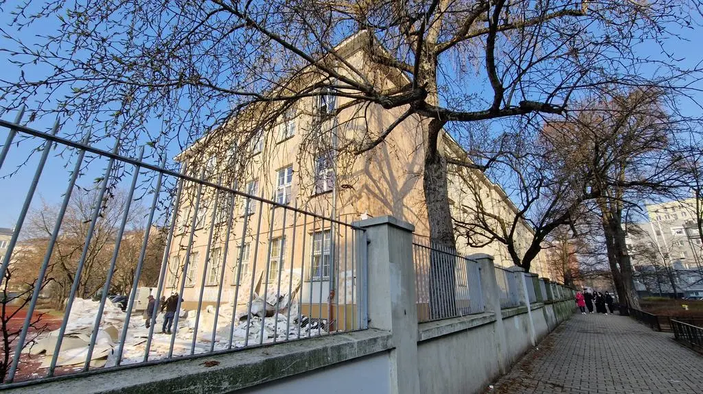 Od ścian budynku liceum oderwała się warstwa termoizolacyjna