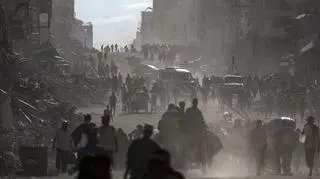 Przesiedleni Palestyńczycy wśród gruzów zniszczonych budynków w mieście Gaza (11.10.2025)