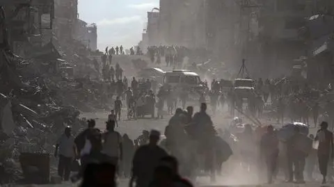 Przesiedleni Palestyńczycy wśród gruzów zniszczonych budynków w mieście Gaza (11.10.2025)