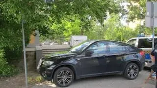56-latek zastawił samochodem chodnik