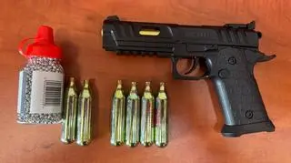 "21-latek oddał w stronę ojca kilkanaście strzałów z broni na metalowe kulki"