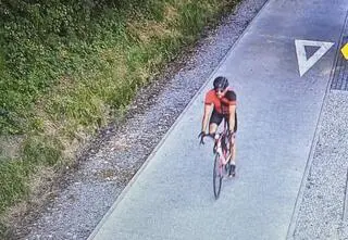 Rowerzysta potrącił rowerzystkę. Szukają mężczyzny ze zdjęć