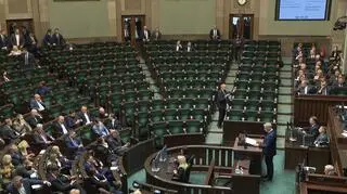 "Precz z komuną!". Okrzyki i nagłe wyjście posłów PiS z sali plenarnej