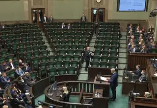 "Precz z komuną!". Okrzyki i nagłe wyjście posłów PiS z sali plenarnej