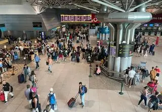 Chaos na lotniskach. Ostrzeżenie polskiej ambasady