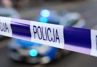 Spalone auto na parkingu, w środku ciało mężczyzny