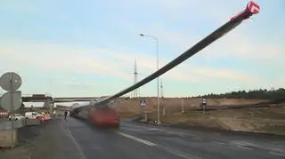 Aktualnie czytasz: Śmigło turbiny wiatrowej zahaczyło o wiadukt. Jest wstępna przyczyna