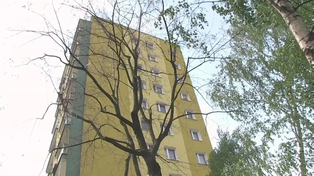 Z 11 piętra w bloku wyskoczył 25-letni mężczyzna