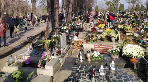 Rząd zamyka od soboty cmentarze. Jest wyjątek
