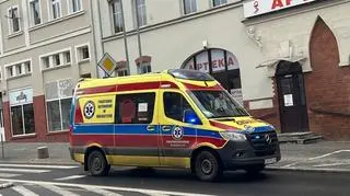 Karetka zabrała dziecko i matkę do szpitala