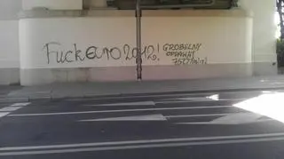Napis po północnej stronie wiaduktu nad ulicą Nowowiejskiego