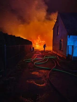Gdy policjanci przybyli na miejsce pożar był już w zaawansowanej fazie