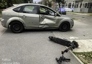 Uderzył hulajnogą w auto. 17-latek w szpitalu ze złamaniami