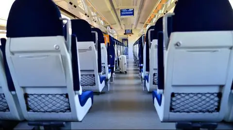 shutterstock_2360132681 Warszawa, Polska. 7 września 2023 r. Wnętrze pociągu pasażerskiego. Puste krzesła w wagonie. PKP Intercity