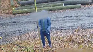 Podszedł do tablicy i ją wyrwał 