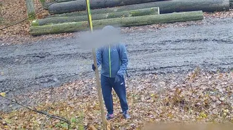 Podszedł do tablicy i ją wyrwał 