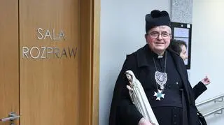 Ksiądz Natanek promuje "cudowną wodę" z własnego źródła. Sanepid komentuje