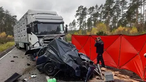 "Znaczna deformacja auta". Nie żyją trzy osoby