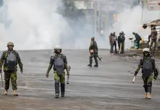 "Strzelajcie im w nogi". Tak prezydent chce zakończyć protesty  