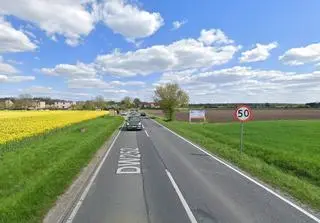 Mieszkańcy Pławinka muszą iść od przystanku wzdłuż ruchliwej drogi wojewódzkiej numer 252
