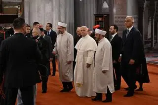 Papież odwiedził Błękitny Meczet w Stambule