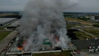 Pożar zakładu produkującego paliwa w miejscowości Osła. Widok z soboty rano