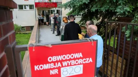 Kolejka do lokalu wyborczego na warszawskich Bielanach