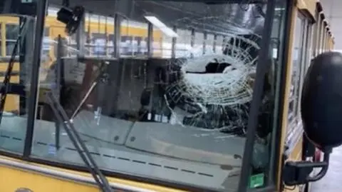 Kawał metalu wpadł przez przednią szybę szkolnego autobusu i trafił kierowcę. Nagranie
