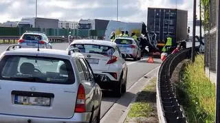 Bus zderzył się z samochodem ciężarowym na drodze krajowej S2 w miejscowości Konotopa
