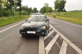 Uciął sobie drzemkę na środku drogi 
