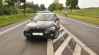 Był pijany, zasnął w aucie. Na środku drogi