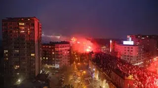 Race, okrzyki, flagi. Idą przez stolicę