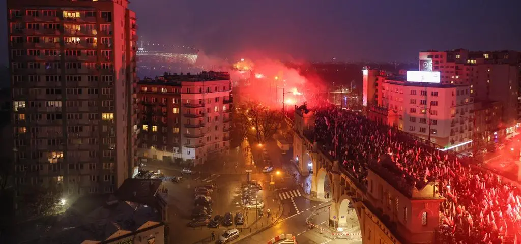 Race, okrzyki, flagi. Idą przez stolicę