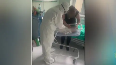 Mama Lenki: wystąpiła wysoka gorączka, nie do zbicia. Przybywa dzieci chorujących na COVID-19