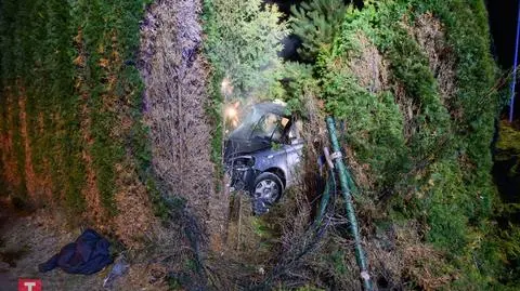 Samochód wpadł na prywatną posesję