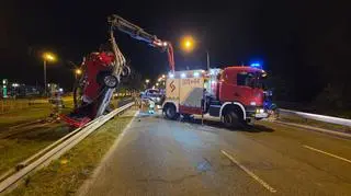 Wypadek w Łodzi. Samochód między barierami