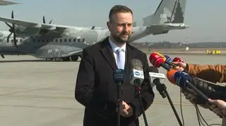 Ewakuacja Polaków z Bliskiego Wschodu. Konferencja szefa MON