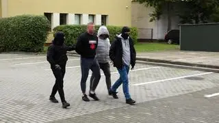 Doprowadzenie zatrzymanego pseudokibica do prokuratury