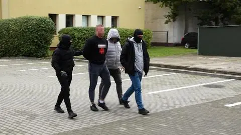 Doprowadzenie zatrzymanego pseudokibica do prokuratury