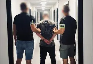 Chcieli mu pomóc, odpłacił się agresją. Zarzuty za atak na ratowników medycznych
