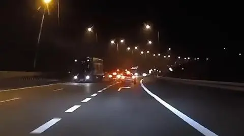 Dwie ciężarówki jechały pod prąd drogą ekspresową, kierowców szuka policja
