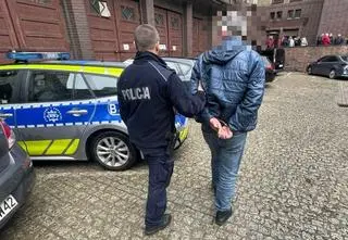 Obserwowali go w banku, napadli przed domem