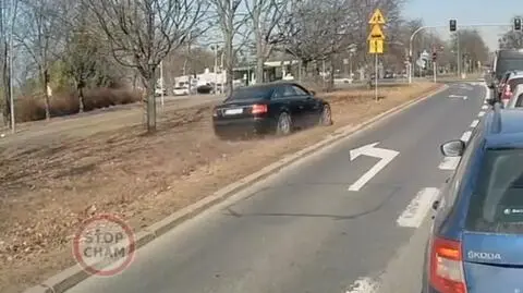 Poznań. Poboczem ominął korek