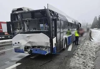 Ciężarówka uderzyła w autobus, są ranni