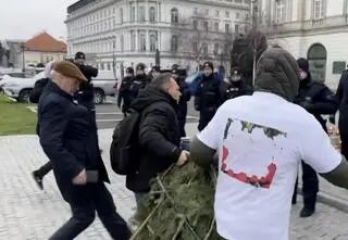 Awantura podczas miesięcznicy. Macierewicz próbował podstawić nogę aktywiście