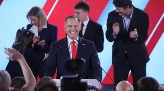 Reakcja sztabu Nawrockiego po pierwszym late poll