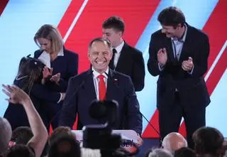 Reakcja sztabu Nawrockiego po pierwszym late poll