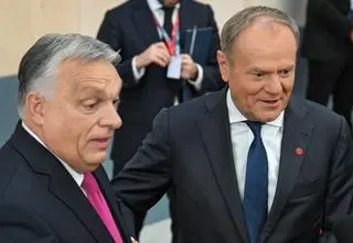 "Viktor!". Tusk zawołał Orbana, ten podszedł. I zaczął mówić